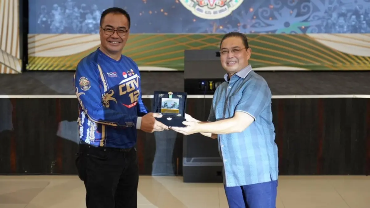 Ketua Umum VOID, Ida Bagus Subaga menyerahkan cenderamata kepada Gubernur Kalbar, Ria Norsan dalam rangkaian pembukaan COV 12 Borneo 3 Nation di Pendopo Gubernur Kalbar, Sabtu (9/5). (BIRO ADPIM KALBAR FOR PONTIANAK POST)