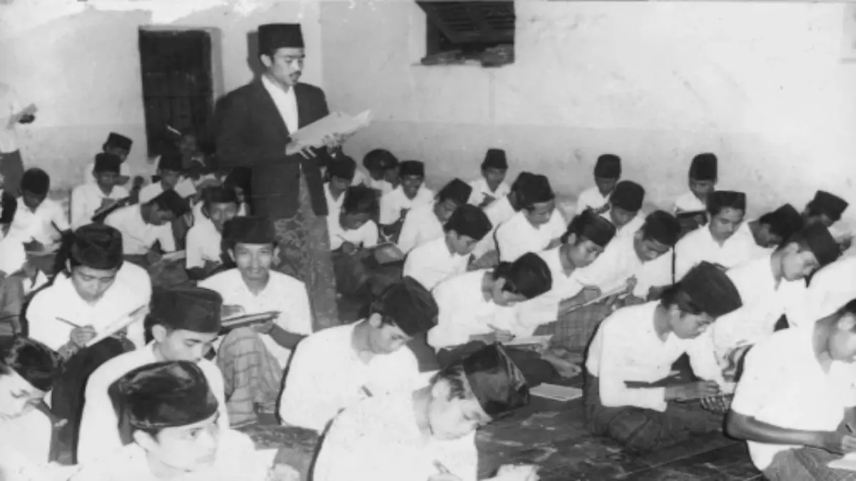 KH Abdul Aziz Manshur tengah mengajar di Pondok Pesantren Lirboyo. (DOK. PP Lirboyo)