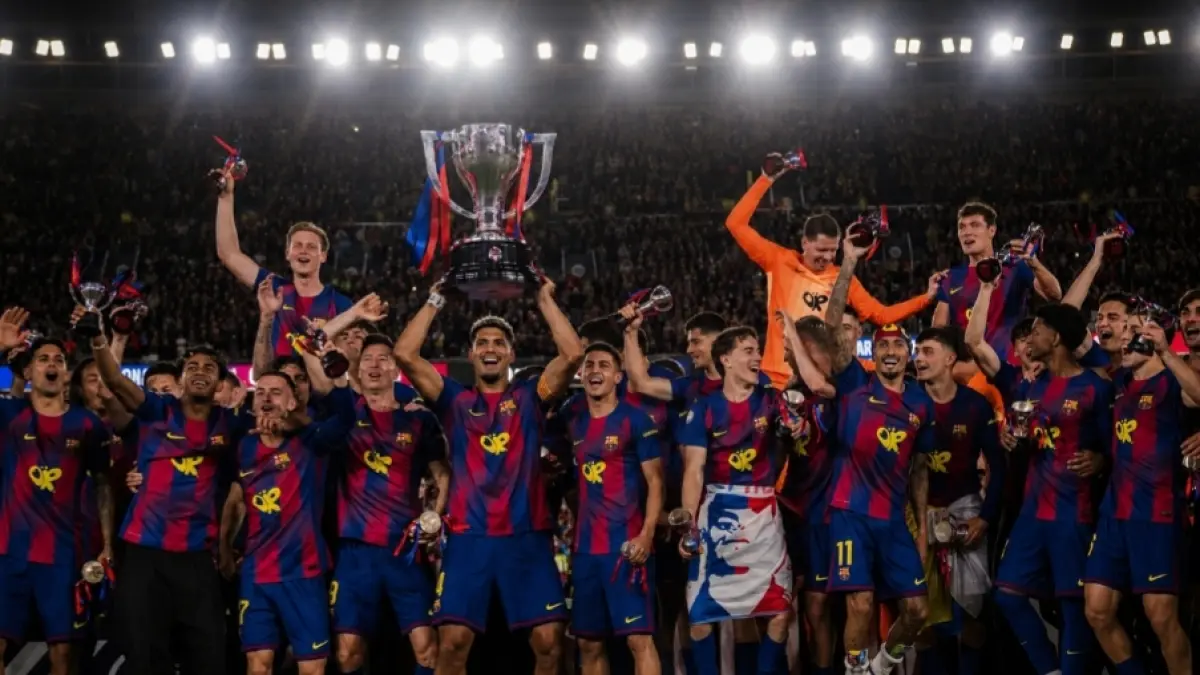 Para pemain FC Barcelona merayakan keberhasilan menjuarai La Liga musim 2025/2026 usai menaklukkan Real Madrid CF 2-0 dalam laga El Clasico di Camp Nou, Minggu malam waktu setempat. Gol Marcus Rashford dan Ferran Torres memastikan Blaugrana berpesta di hadapan pendukung sendiri. (Instagram FC Barcelona)