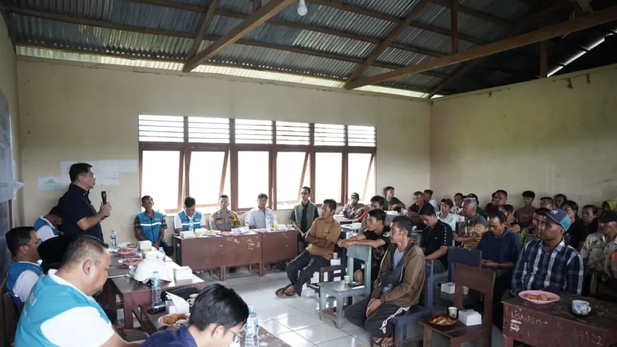 Masyarakat Dusun Karya Sejati tampak antusias mendengarkan sambutan Anggota DPR RI, Franciscus Maria Agustinus Sibarani di SDN 22 Kuala Mandor.