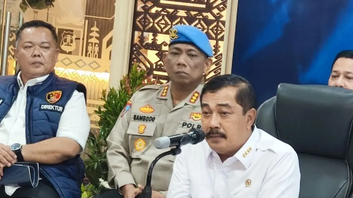 Menteri Imipas Agus Andrianto memberikan keterangan kepada awak media terkait kasus "love scamming" yang digerakkan dari dalam Rutan Kotabumi di Mapolda Lampung, Senin (11/5). (ANTARA/Dian Hadiyatna)