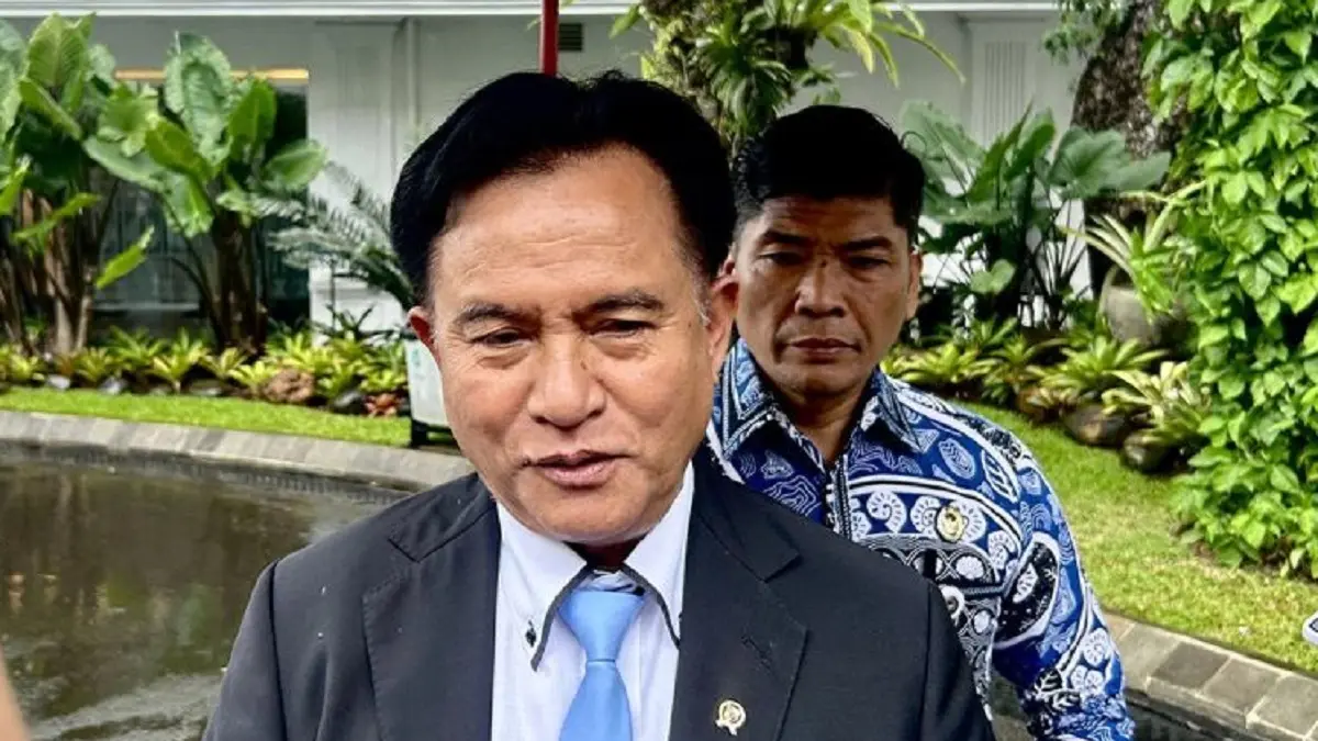 Menteri Koordinator Bidang Hukum, Hak Asasi Manusia, Imigrasi, dan Pemasyarakatan Yusril Ihza Mahendra menjawab pertanyaan wartawan saat dia ditemui di Istana Kepresidenan RI, Jakarta, Jumat (10/4). (ANTARA/Maria Cicilia Galuh/am.)