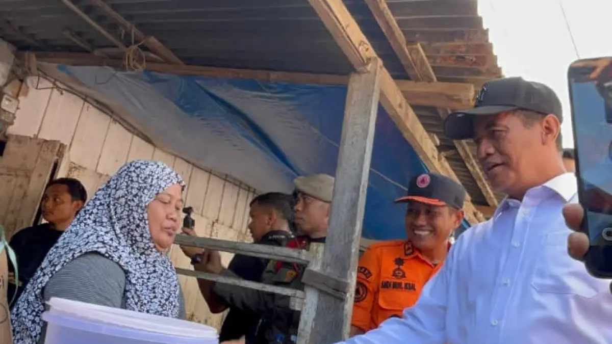 Menteri Pertanian RI sekaligus Kepala Badan Pangan Nasional, H. Andi Amran Sulaiman, saat mengunjungi warga terdampak banjir di Kabupaten Bone memborong produk makanan UMKM. 