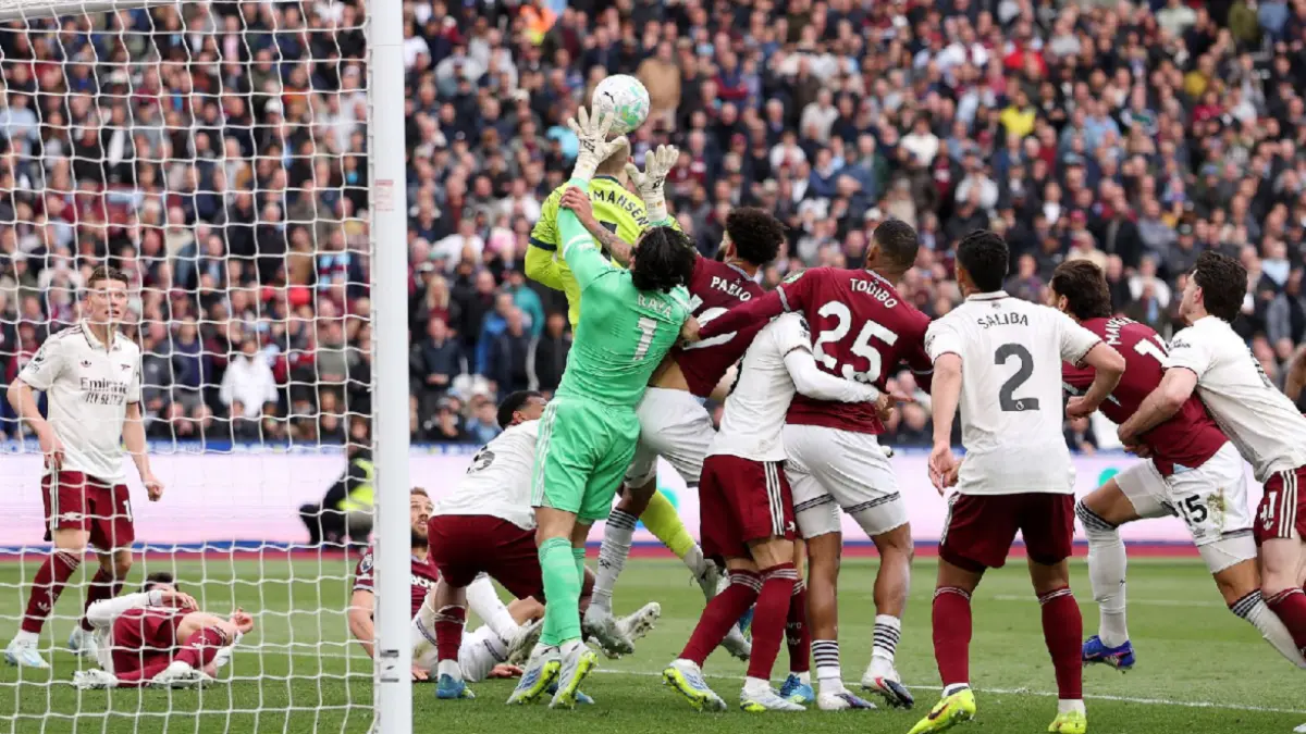 Pablo meraih lengan David Raya sebelum Callum Wilson (tidak terlihat dalam gambar) mencetak gol yang kemudian dianulir oleh VAR. (sky sports)