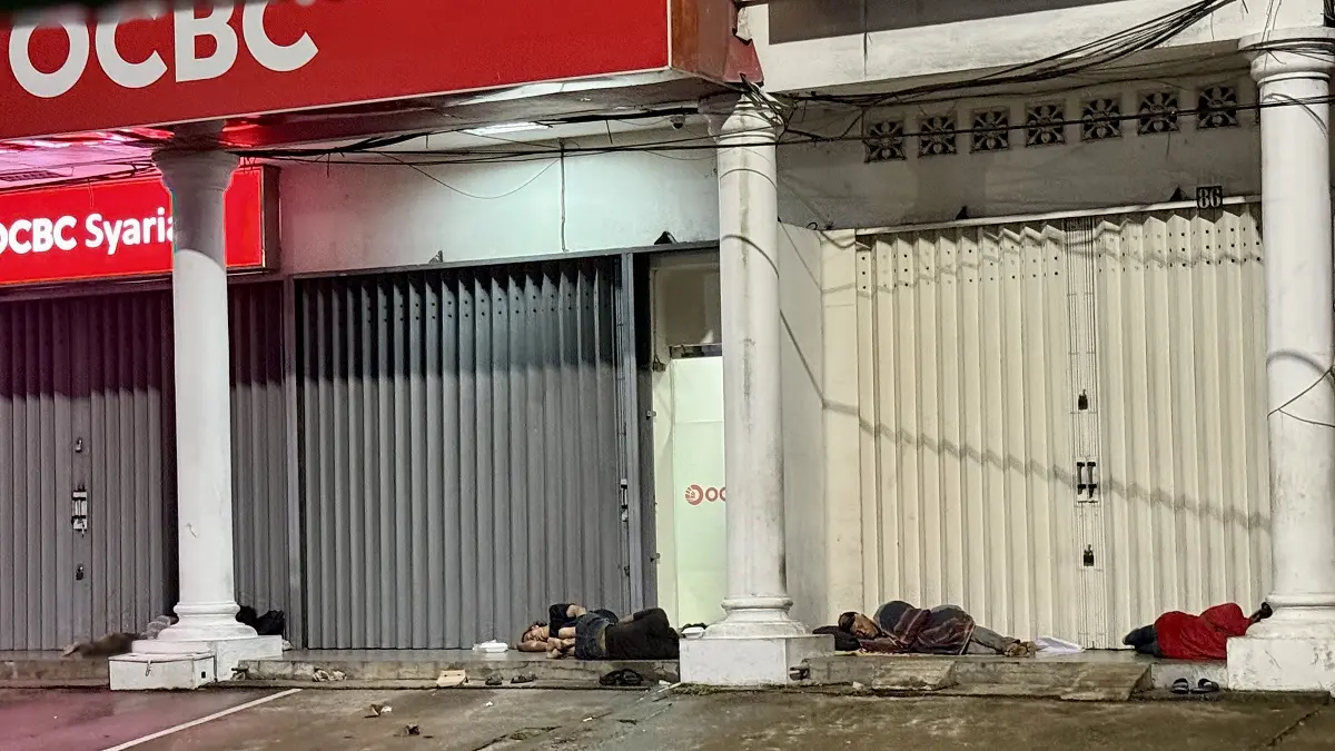 Para tunawisma tidur di teras toko di Jalan Tanjungpura Pontianak sehingga memberi kesan kumuh. (MEIDY KHADAFI-PONTIANAK POST)
