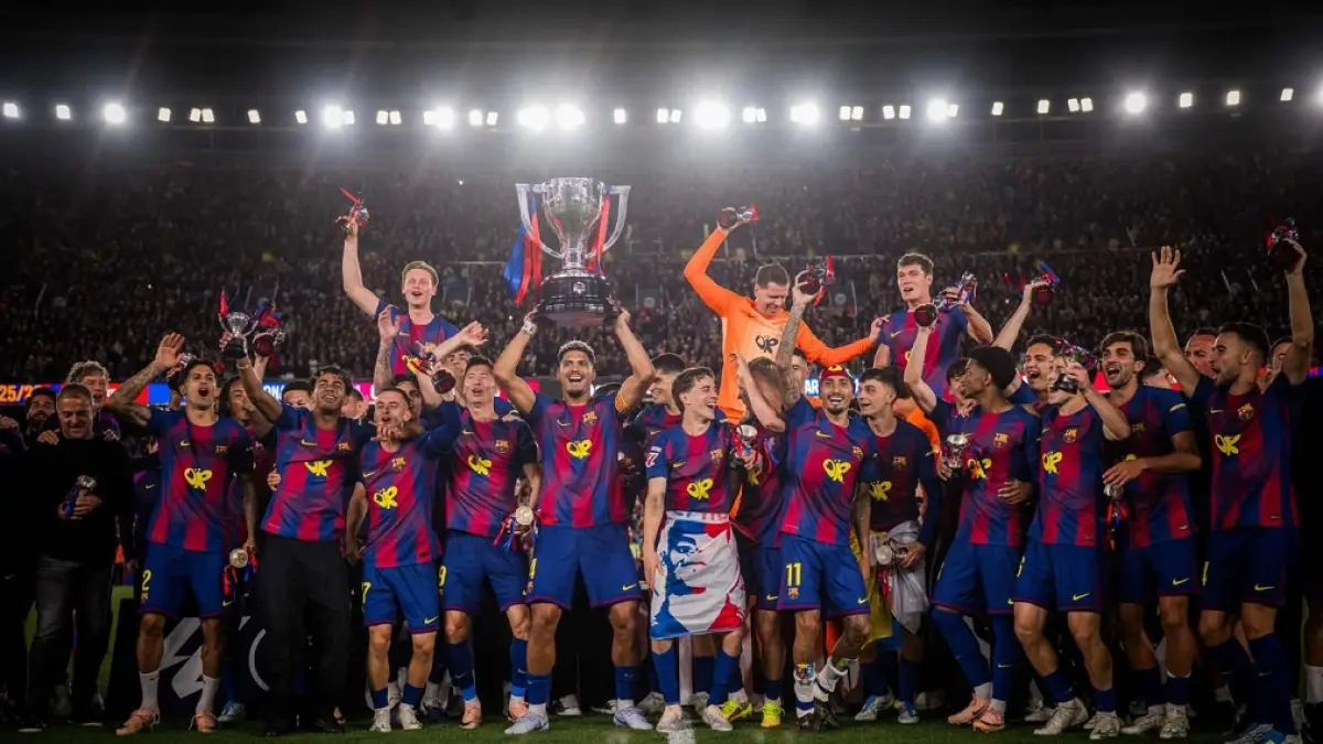 Pemain Barcelona merayakan kemenangan atas Real Madrid yang memastikan gelar juara LaLiga musim ini di Stadion Spotify Camp Nou. (Facebook Barcelona)