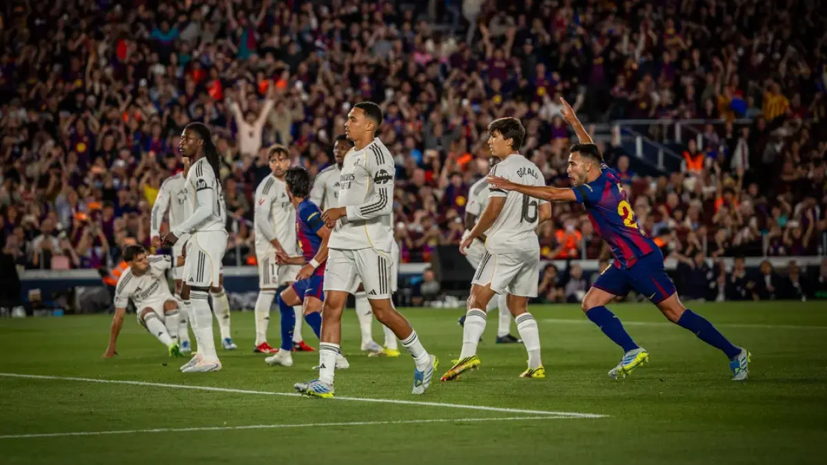 Pemain Real Madrid tertunduk usai kalah dari Barcelona di El Clasico yang memastikan musim tanpa gelar. (Dok. FC Barcelon)