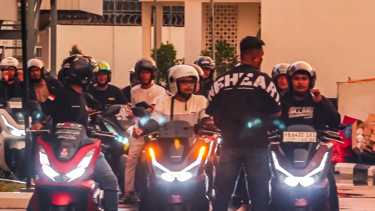 Peserta “Ngasab” bersama Astra Motor Kalbar melakukan city riding menggunakan Honda PCX 160 di kawasan Kota Pontianak, Sabtu (18/4).
