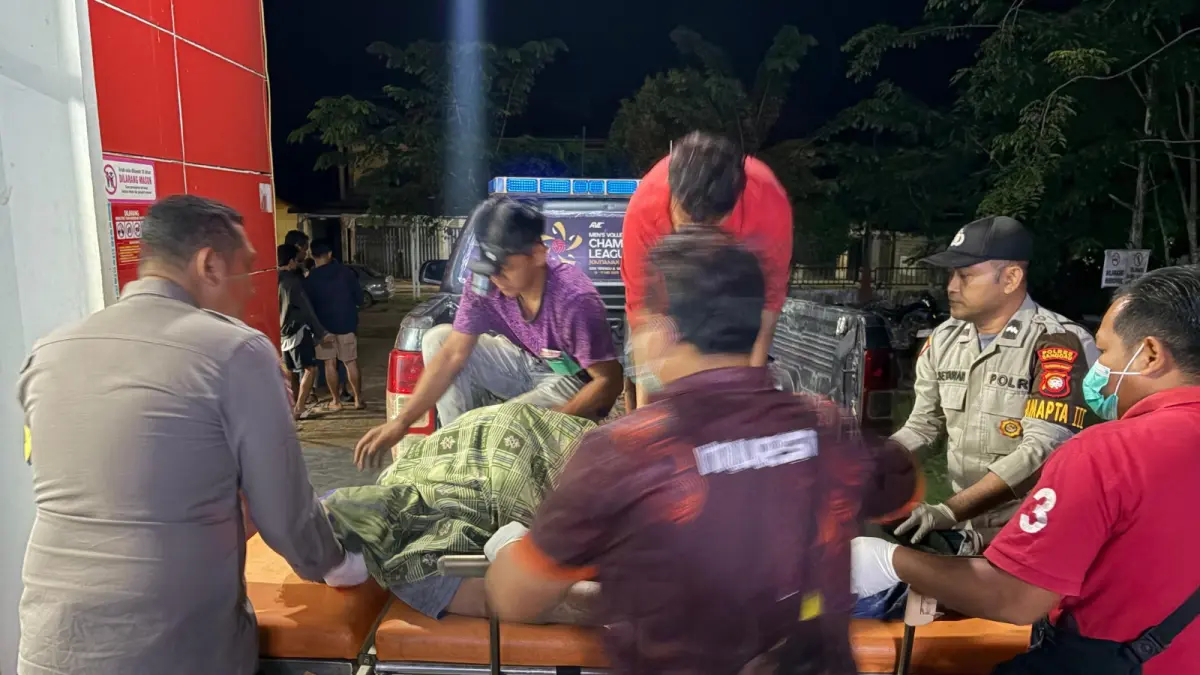 Petugas bersama warga mengevakuasi sopir truk tangki ke rumah sakit yang meninggal dunia usai kendaraan terguling di Jalan Trans Kalimantan KM 12 Toba, Kabupaten Sanggau, Sabtu malam.