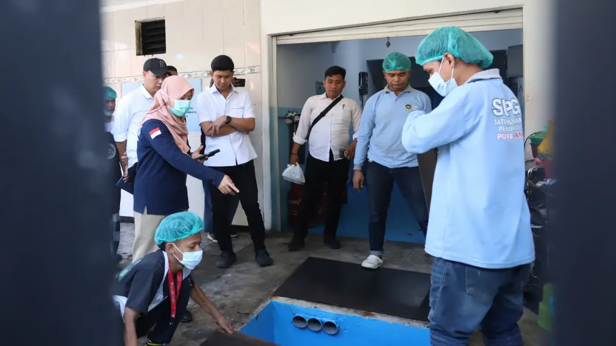 Petugas DLH Kota Surabaya dan Inafis Polrestabes Surabaya mengecek saluran air SPPB Kelurahan Tembok Dukuh, Surabaya, Senin (11/5). (PUGUH SUJATMIKO/JAWA POS)