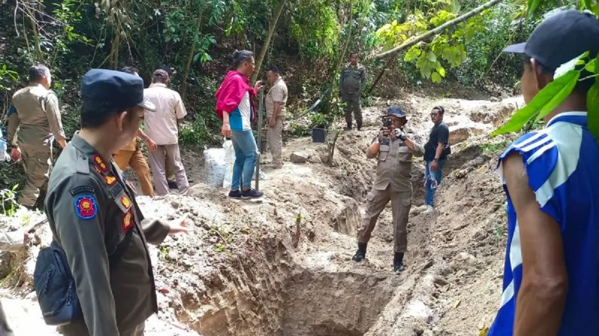Petugas gabungan menertibkan aktivitas tambang emas ilegal di wilayah Kabupaten Sigi, Sulawesi Tengah. (ANTARA/HO-Diskominfo Sigi)