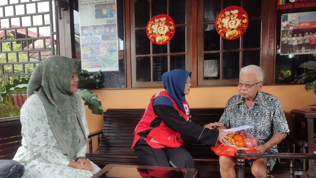  Salbiah bersama relawan menyambangi kediaman Ateng Tanjaya, Ketua Asosiasi Pemadam Kebakaran yang telah sembilan bulan sakit.
