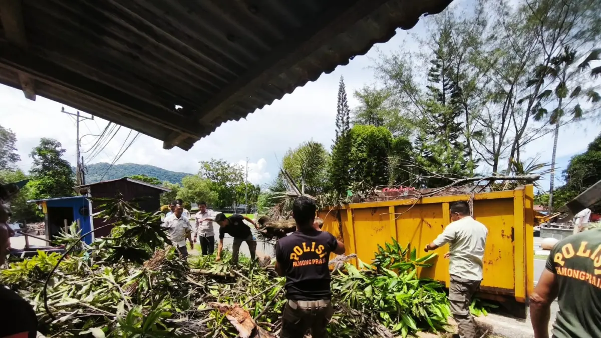 Satuan Polisi Pamong Praja (Satpol PP) terus mengintensifkan kegiatan penertiban sampah dan Pedagang Kaki Lima (PKL) di sejumlah titik strategis di Sukadana.  Foto Istimewa.  (ISTIMEWA)