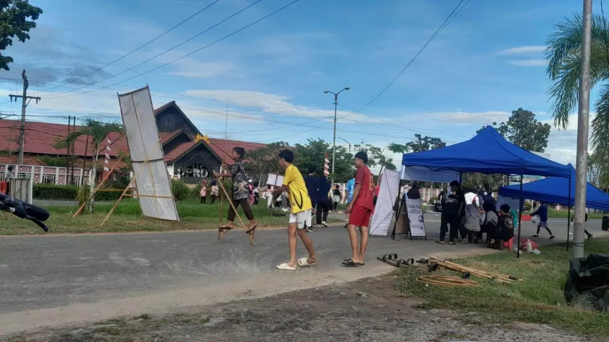 Suasana area CFD Sambas, sejumlah pengunjung manfaatkan permainan tradisional. (ISTIMEWA)