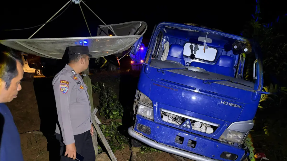 Truk tangki terguling di KM 12 Jalan Trans Kalimantan Toba, Sanggau, Sabtu malam. Sopir meninggal dunia usai terlindas kendaraan.