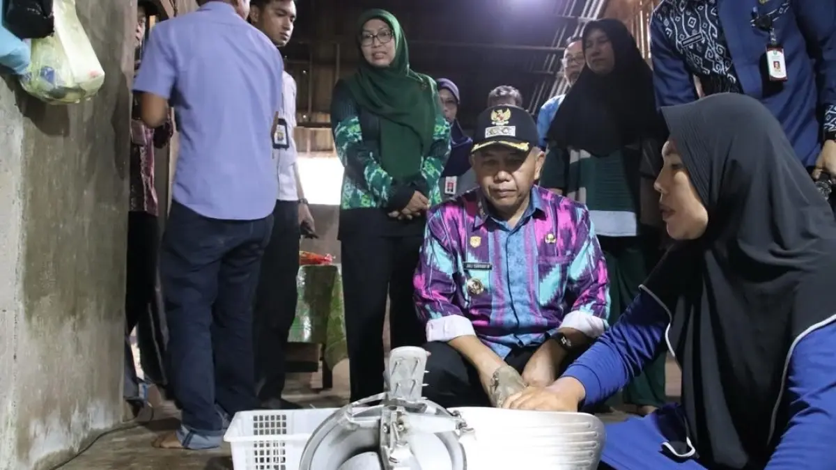 Wabup Juli Suryadi saat meninjau produksi kerupuk UMKM di Desa Sambora. (ISTIMEWA)