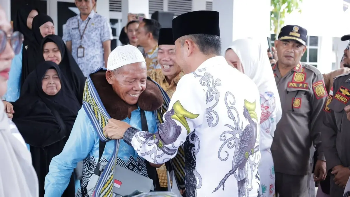 Wabup Ketapang, Jamhuri Amir, melepas CJH Ketapang di Pendopo Bupati, Jumat (8/5).