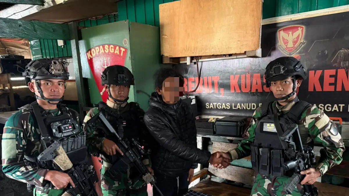 Warga menyerahkan 20 butir amunisi kepada Satgas Yon Parako 466 Pasgat di Pos Mulia, Puncak Jaya, Papua Tengah, Minggu (10/5/2026). Penyerahan sukarela ini menjadi bukti eratnya hubungan TNI dan masyarakat dalam menjaga keamanan wilayah.