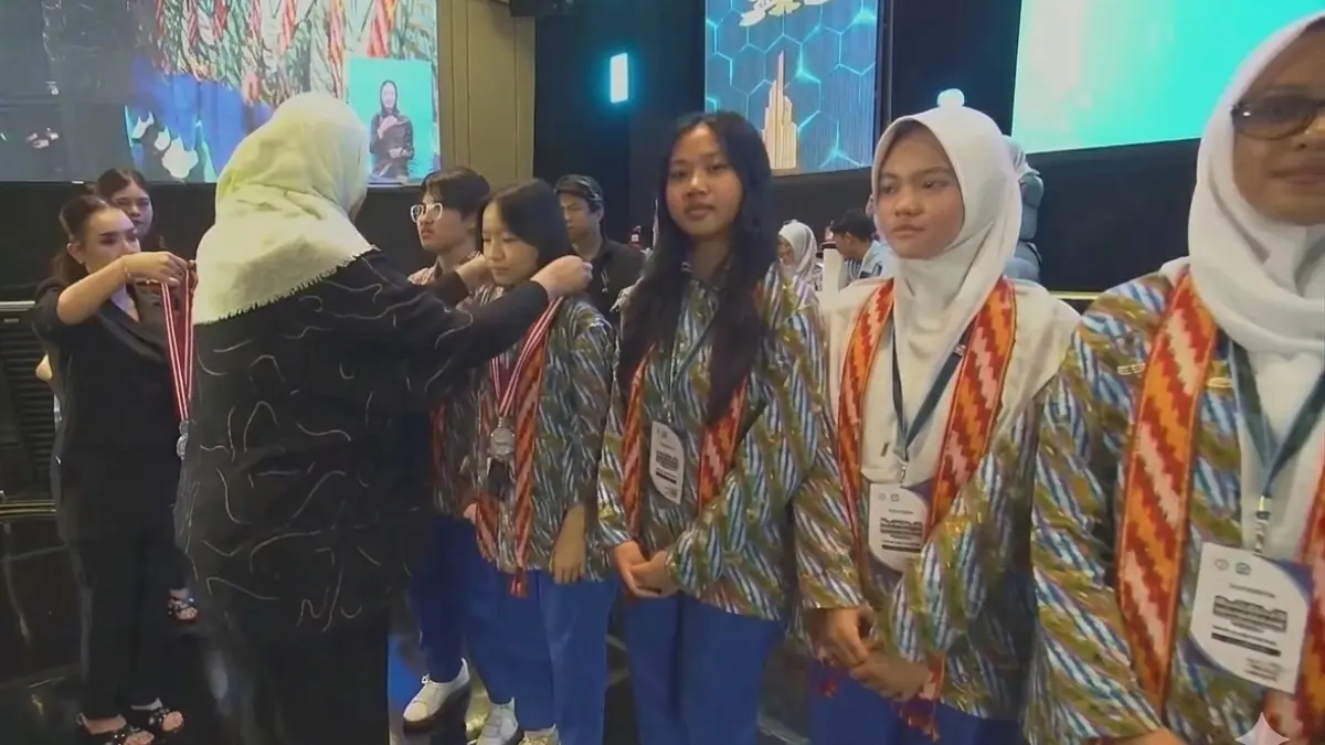 SMANSA PONTIANAK JUARA II: Josepha Alexandra Roxa Potifera dari SMAN 1 Pontianak dikalungi medali juara II usai Final LCC Empat Pilar MPR RI Kalbar yang berlangsung kontroversial di Pontianak, Sabtu (9/5/2026). Polemik penilaian juri dalam lomba tersebut kemudian viral dan menjadi sorotan nasional. (Tangkapan layar YouTube MPR RI)