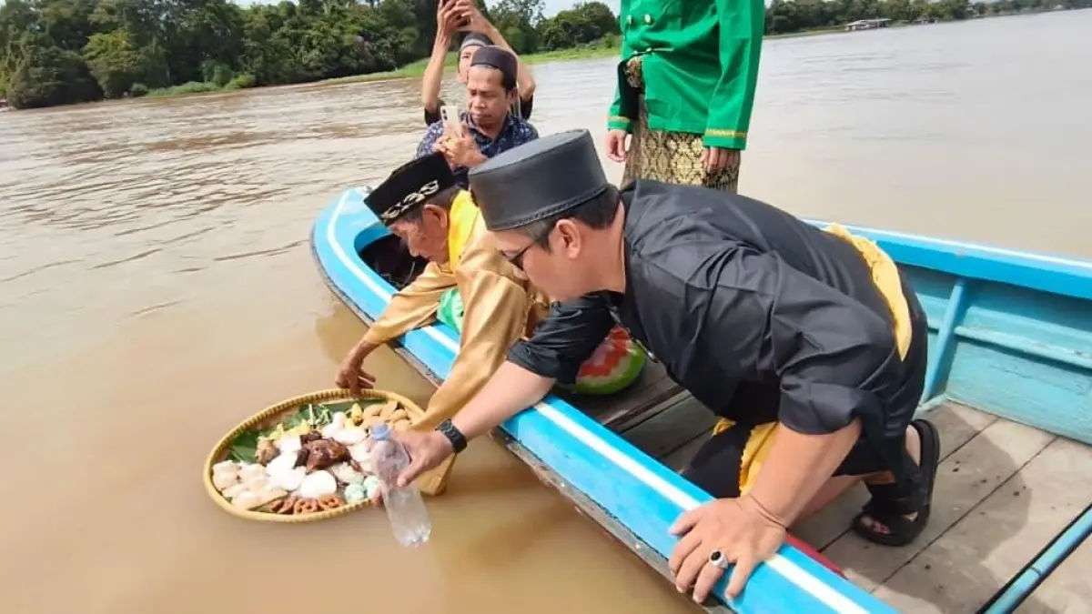 Tradisi adat Umpan Benua yang digelar Keraton Al Mukaromah Sintang dalam rangkaian Hari Jadi Kota Sintang menjadi simbol harmoni manusia dan alam, sekaligus pengingat pentingnya menjaga kelestarian lingkungan serta rasa syukur kepada Tuhan. (RISKA NANDA/PONTIANAK POST)