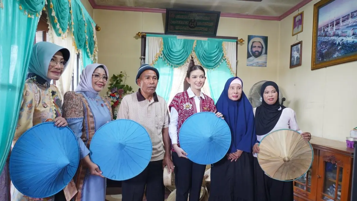 DIABADIKAN: Selvi Ananda Gibran Rakabuming Raka bersama Ketua Dekranasda Pontianak Yanieta Arbiastutie, Ketua Dekranasda Kalbar Erlina dan sejumlah anggota Seruni KMP berfoto bersama warga Kampung Caping, Kelurahan Bansir Laut, Pontianak Tenggara, Selasa (12/5).
