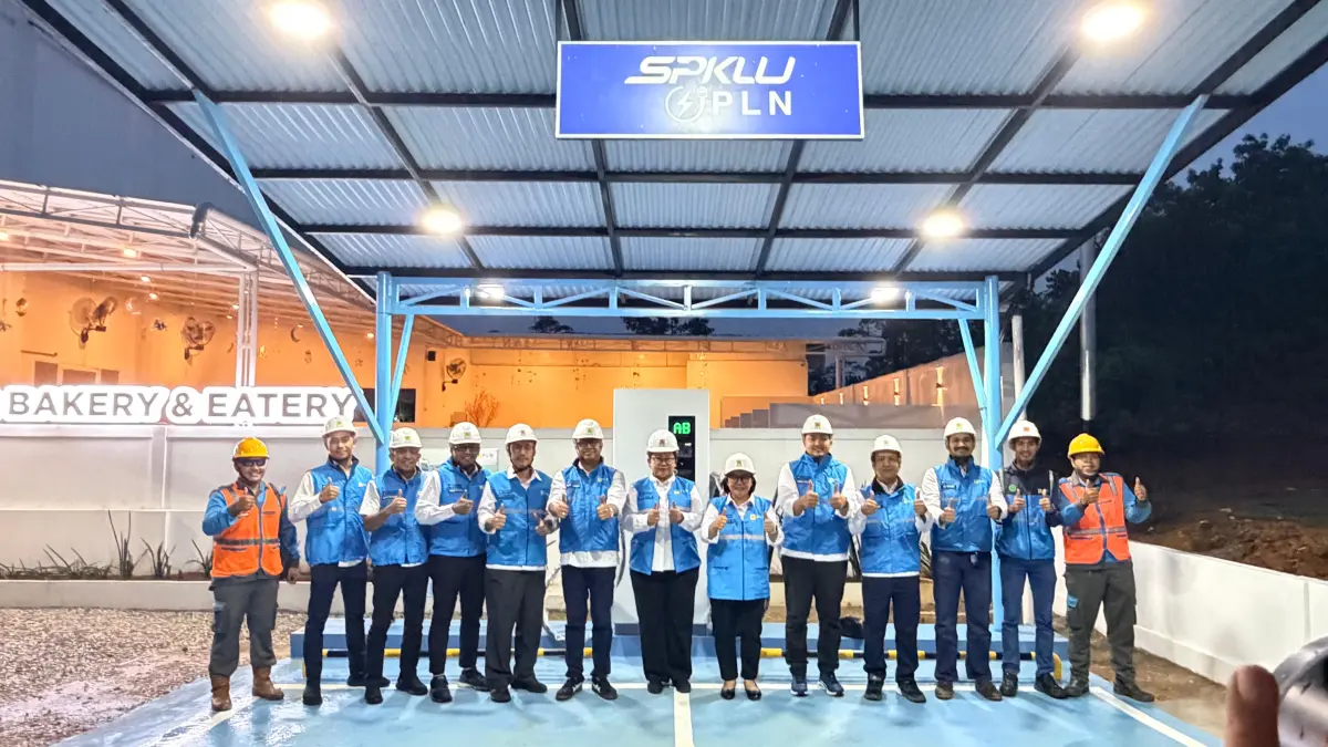 SPKLU Ultra Fast Charging Simpang Ampar Tayan siap melayani pengguna kendaraan listrik yang ada di Kalimantan Barat. Hadirnya SPKLU di lokasi ini untuk memudahkan akses bagi pengguna yang akan menuju kalimantan tengah dan juga
pelanggan yang menuju kuching, sarawak malaysia.