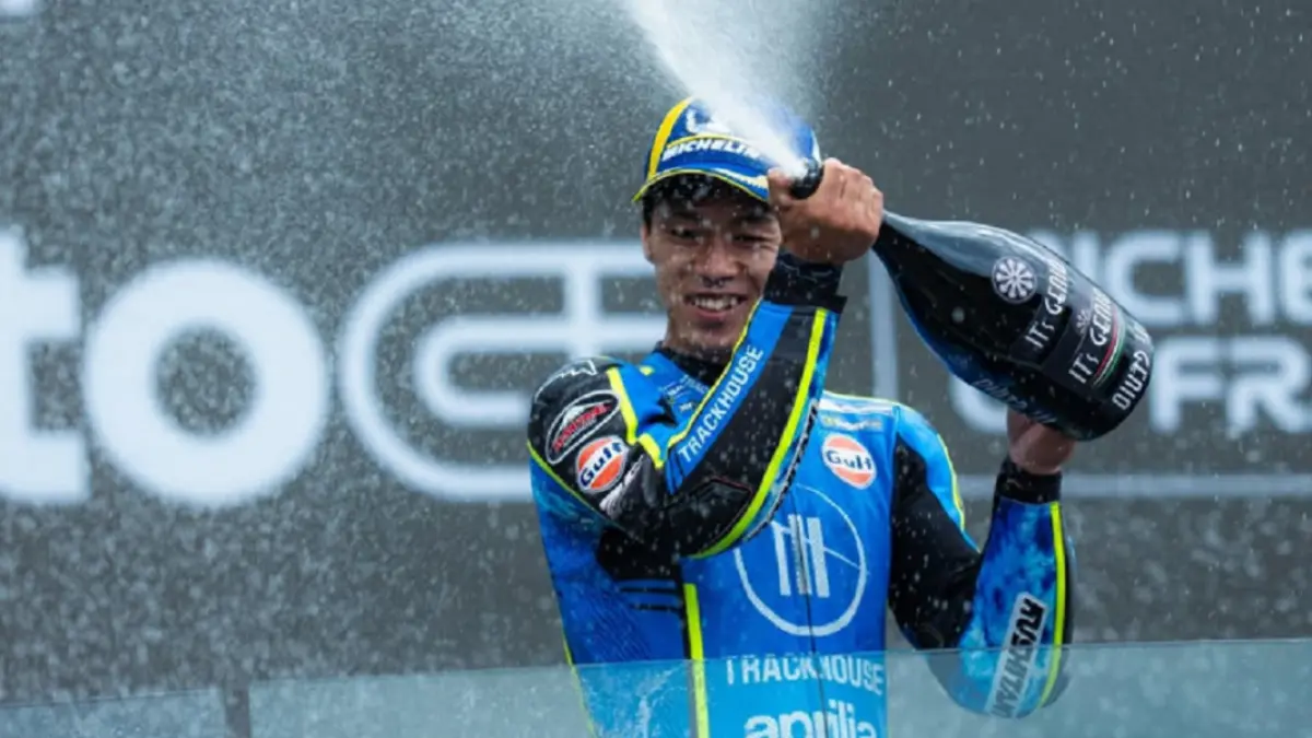 Ai Ogura merayakan podium perdananya bersama Trackhouse Aprilia di MotoGP Prancis 2026.(INSTAGRAM/@aiogura79)