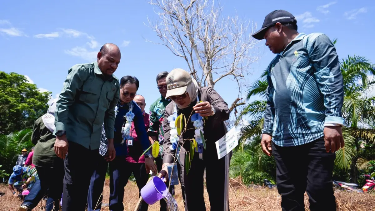 Asisten Perekonomian dan Pembangunan Setda Kalbar, Heronimus Hero, bersama Bupati Mempawah Erlina menanam pohon yang menjadi rangkaian kegiatan Gema Membangun Desa di Desa Sambora, Mempawah. (Adpim Pemprov Kalbar)