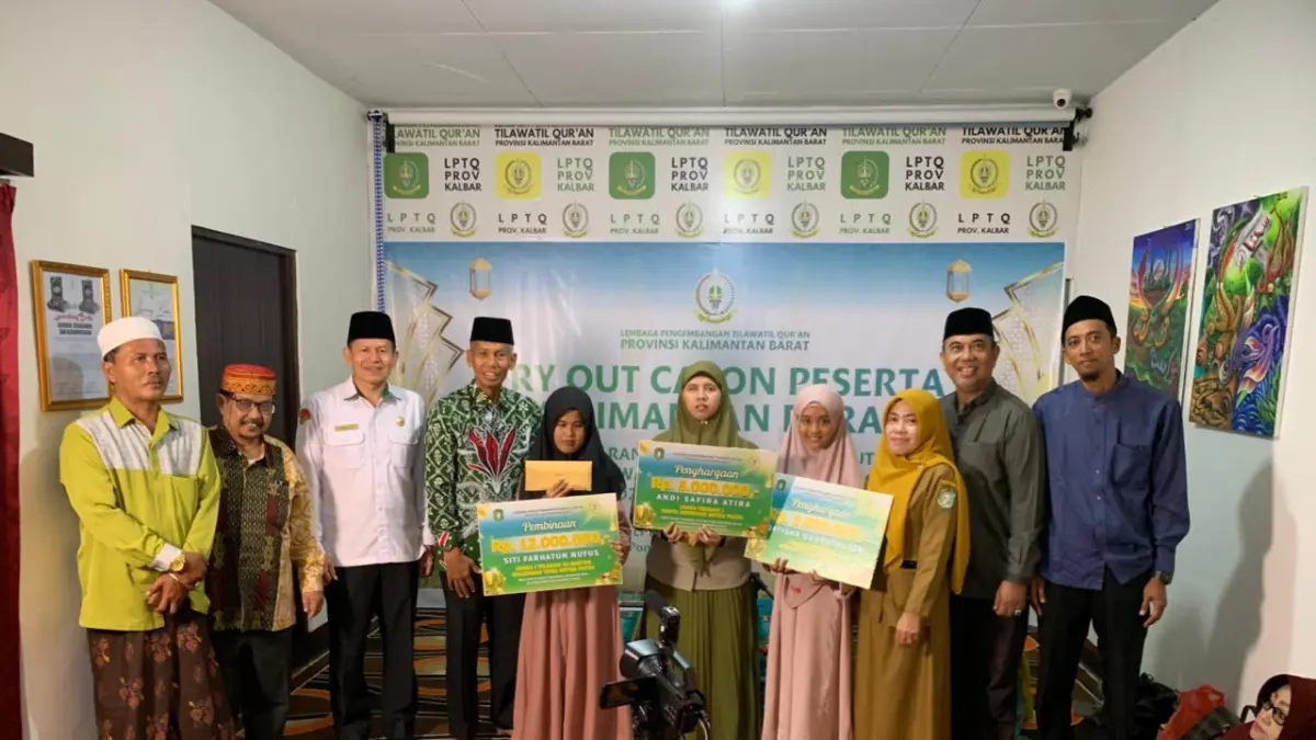 BANTUAN: LPTQ Kalbar menyerahkan bantuan kepada qoriah yang berprestasi di tingkat nasional.