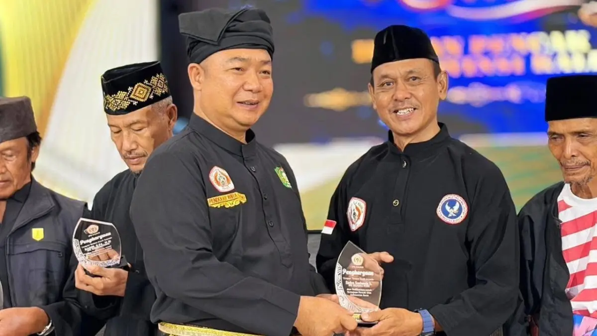 Bupati Ketapang, yang juga Ketua IPSI Kalbar, Alexander Wilyo, memberikan cinderamata usai melantik pengurus IPSI Pontianak dan Kubu Raya, Minggu (10/5). (ISTIMEWA)