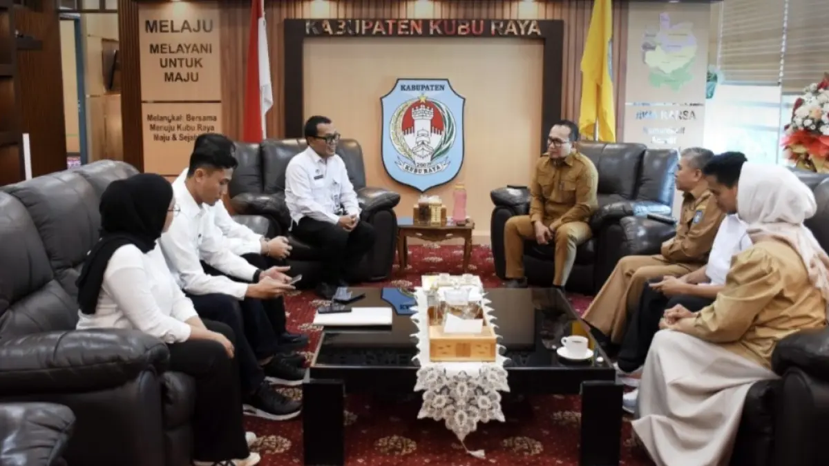 Bupati Kubu Raya Sujiwo didampingi Sekda Yusran Anizam menerima kunjungan perwakilan Badan Gizi Nasional (BGN) di ruang kerja bupati, Senin (11/5). (PROKOPIM KKU)