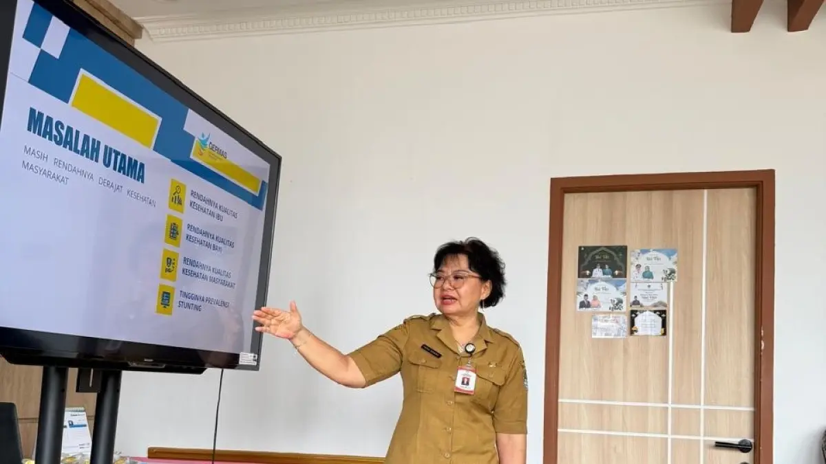HANTAVIRUS: Kepala Dinas Kesehatan Ketapang, Feria Kowira, memberikan keterangan terkait kasus hantavirus yang menyebabkan seorang warga meninggal dunia di Kabupaten Ketapang, Selasa (12/5). (AHMAD SOFI/PONTIANAK POST)