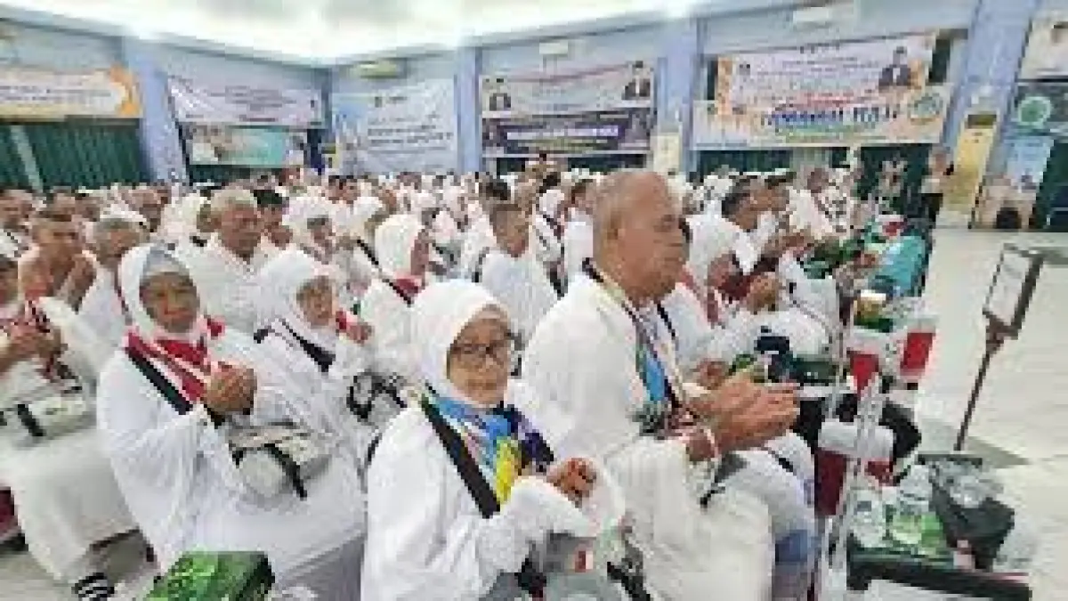 Jemaah haji Indonesia berdoa sebelum berangkat ke Tanah Suci  