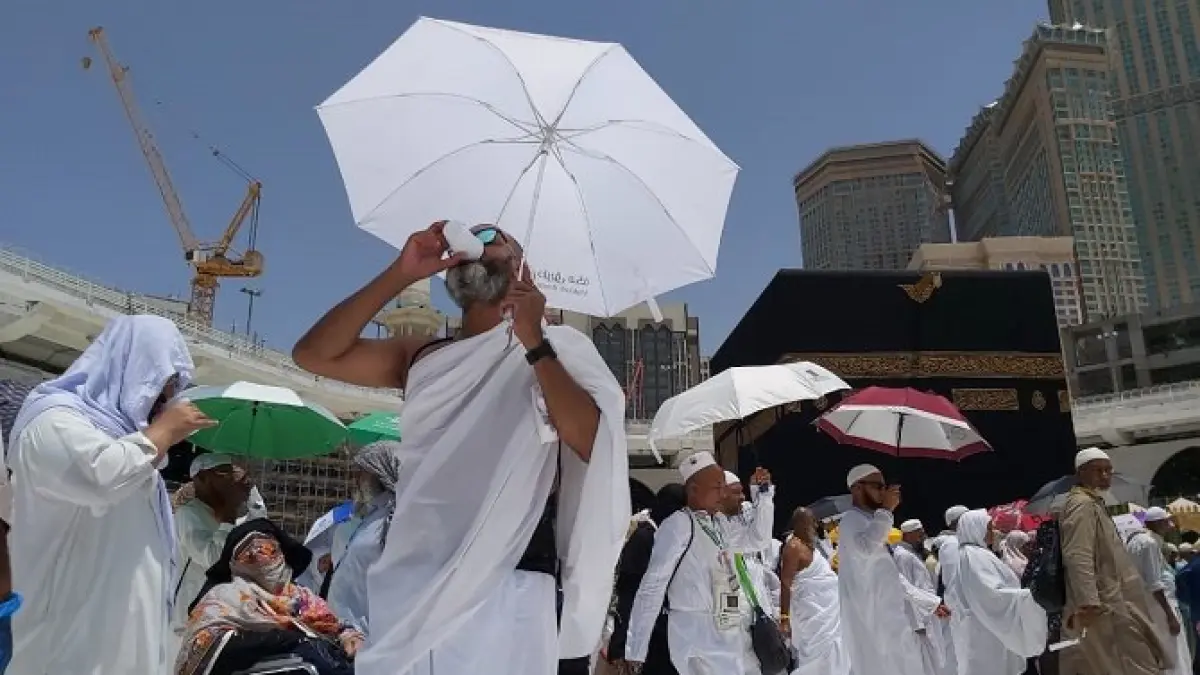 Jemaah haji saat berada di sekitar Ka