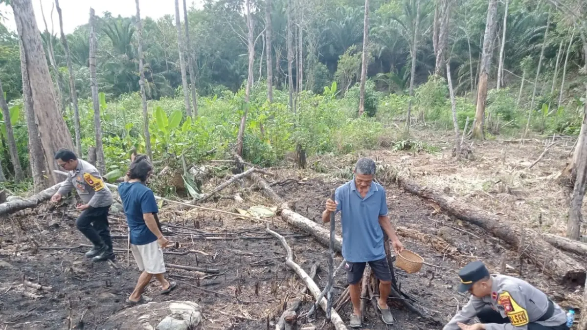 Kapolsek Sebangki dan personelnya melakukan penanaman jagung bersama warga Desa Agak, Kecamatan Sebangki pada Senin (11/5). (ISTIMEWA)
