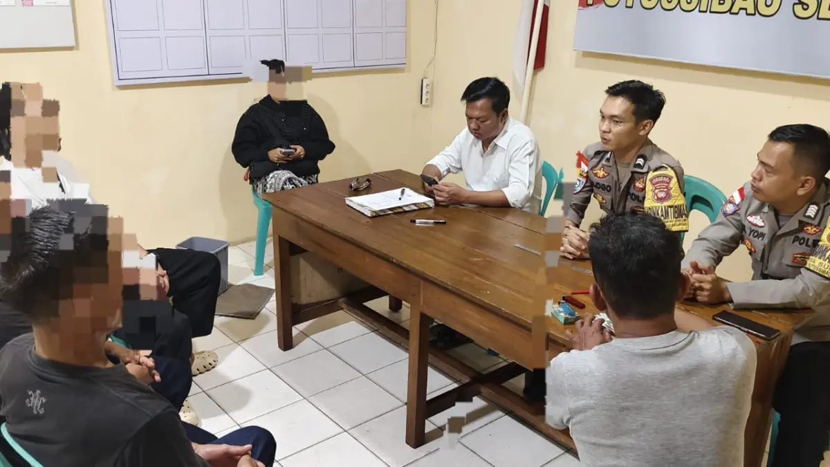 Keributan di Kafe Putussibau diselesaikan secara mediasi di Polsek Putussibau Selatan. (ISTIMEWA)