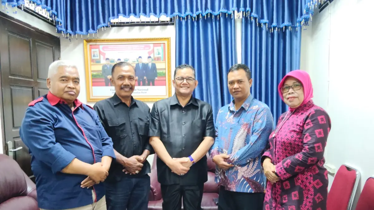 Ketua Fraksi PAN DPRD Kalbar, Zulfydar Zaidar Mochtar menerima audiensi rombongan paguyuban jawa Kota Pontianak. (ISTIMEWA)