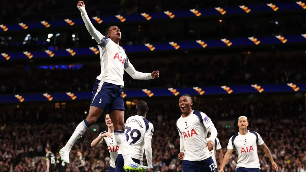 Mathys Tel berselebrasi usai mencetak gol indah ke gawang Leeds United. (Dok. Tottenham)