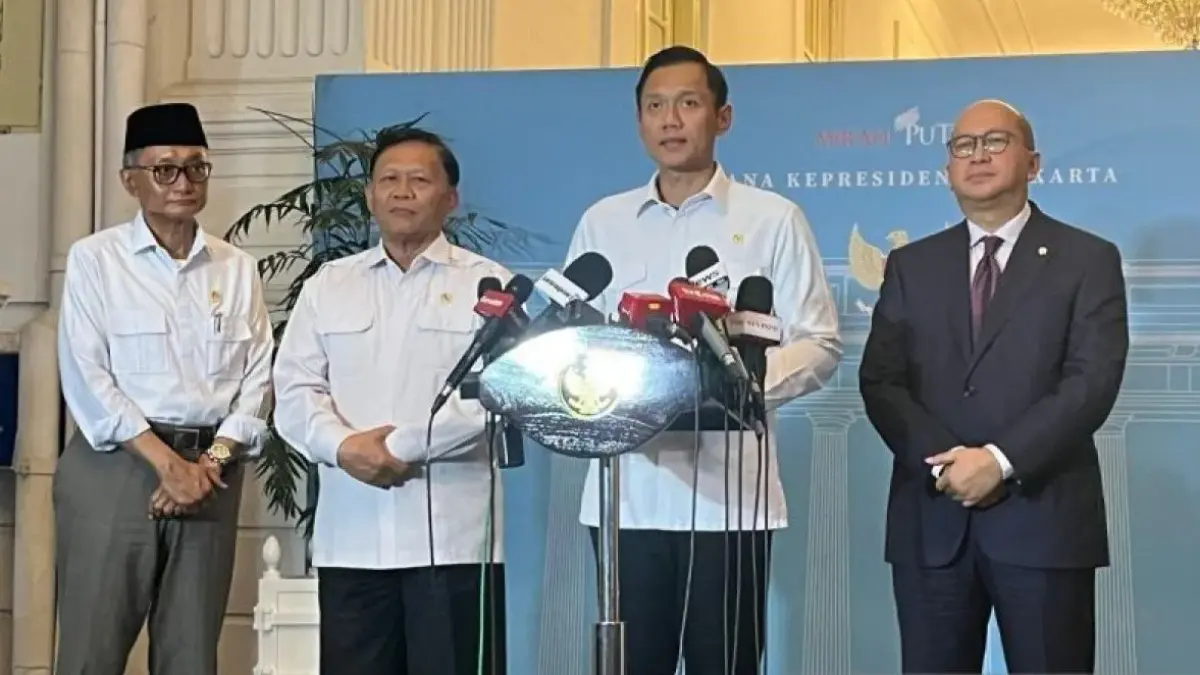 Menteri Koordinator Bidang Infrastruktur dan Pembangunan Kewilayahan Agus Harimurti Yudhoyono (AHY) (dua kanan) saat memberikan pernyataan pers di Kompleks Istana Kepresidenan, Jakarta, Selasa (12/5/2026). ANTARA/Fathur Rochman