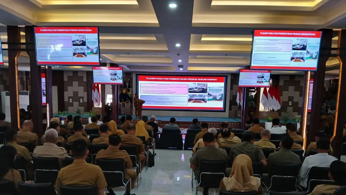 Para peserta sedang menyimak pemaparan materi dari narasumber pada kegiatan Rapat Koordinasi Pelayanan Hukum Tahun 2026 yang digelar Kantor Wilayah Kementerian Hukum Kalimantan Barat (RAMSES/PONTIANAK POST)