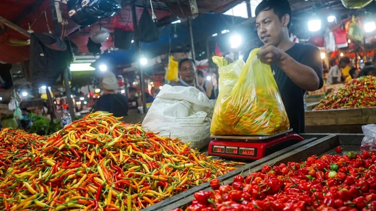 Pedagang cabai di Pasar Flamboyan saat beraktifitas di lapaknya. Komoditas cabai menjadi salah satu penyebab terjadinya inflasi yang terjadi di Kota Pontianak pada bulan Mei.