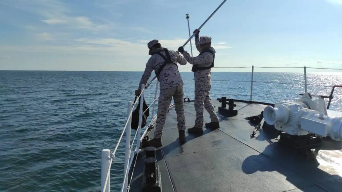 Petugas SAR Malaysia melakukan pencarian korban di perairan Pulau Pangkor. (MMEA/NST)