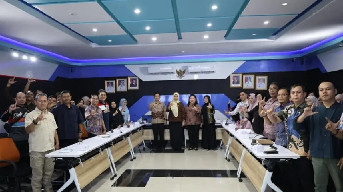 Rapat Koordinasi dan Monitoring Evaluasi Pengelolaan Layanan Keterbukaan Informasi Publik yang diselenggarakan Dinas Komunikasi dan Informatika (Diskominfo) di Kantor Wali Kota Singkawang.