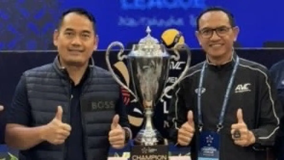 Panitia memperlihatkan trofi AVC Men’s Club Championship 2026 menjelang dimulainya turnamen bola voli antarklub paling bergengsi di Asia yang akan diikuti klub-klub elite dari berbagai negara. (ISTIMEWA)