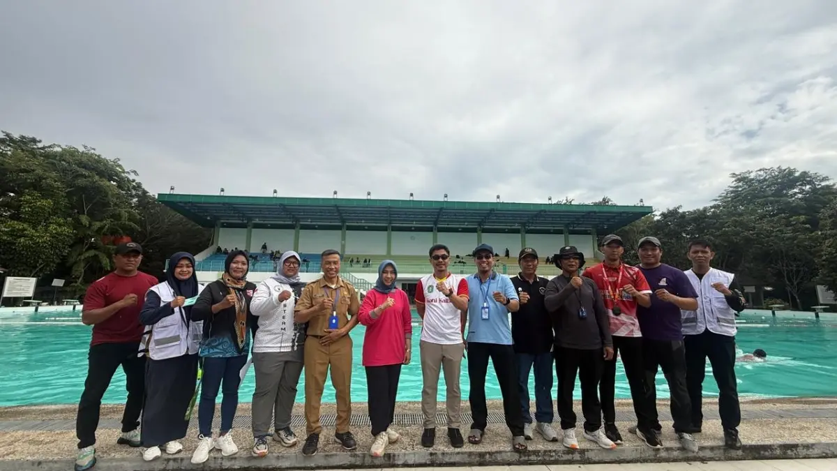 Tim panitia dan official berfoto bersama usai pelaksanaan O2SN cabang renang tingkat SMA sederajat se-Kota Pontianak di Kolam Renang Ampera, Selasa (12/5).