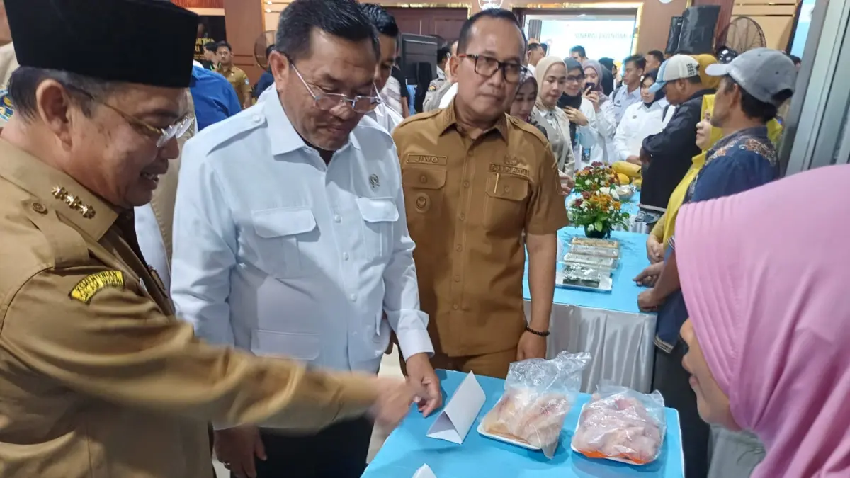Wakil Kepala BGN Bidang Operasional Pemenuhan Gizi, Sony Sonjaya, Gubernur Kalbar, Ria Norsan dan Bupati Kubu Raya, Sujiwo menghadiri Sosialisasi Sinergi Ekonomi Kerakyatan Pemberdayaan UMKM, BUMDes dan Koperasi untuk penguatan rantai pasok Program MBG di Aula Praja Utama Kantor Bupati Kubu Raya, Selasa (12/5). (ASHRI ISNAINI/PONTIANAK)