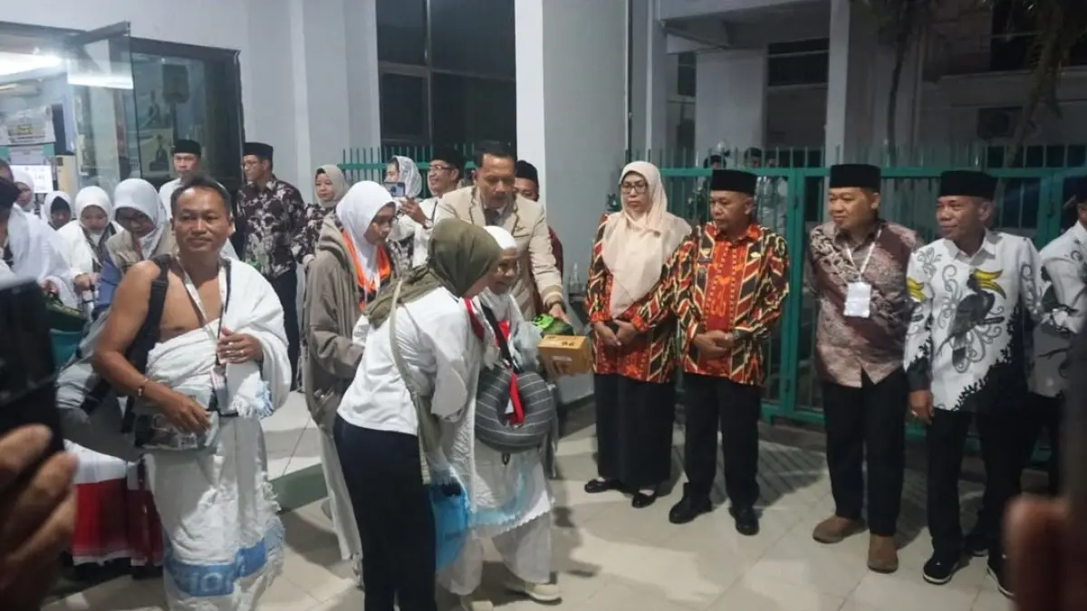 Wabup Juli Suryadi saat melepas calon jemaah haji Kabupaten Mempawah di Asrama Haji Kota Batam.