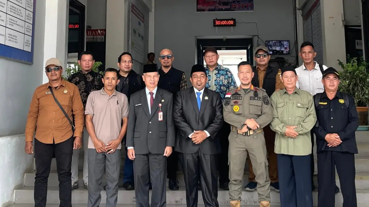Warga Kecamatan Pengkadan dan Hulu Gurung mendatangi kantor DPRD Kapuas Hulu pada Selasa (12/5). (TAUFIK/PONTIANAK POST)