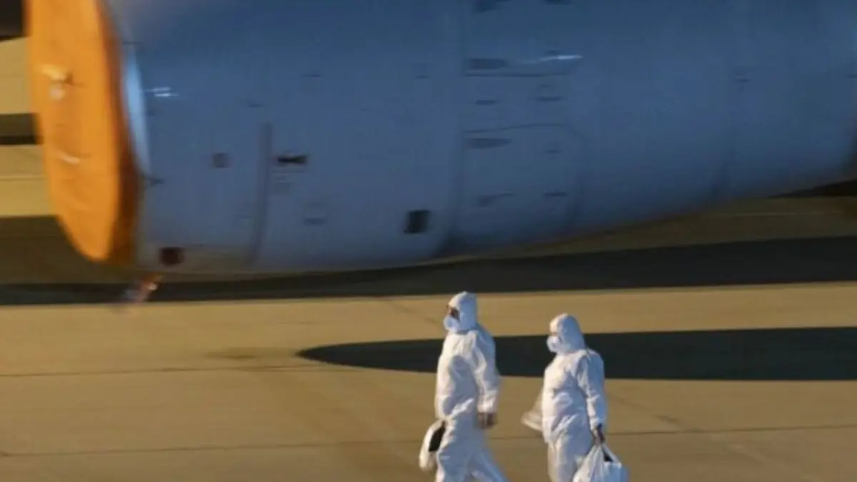 Personel yang mengenakan pakaian pelindung bahan berbahaya (hazmat suit) terlihat di dekat salah satu dari dua pesawat yang membawa penumpang dan awak kapal pesiar MV Hondius yang terdampak virus Hantavirus setelah mendarat di Bandara Eindhoven di Eindhoven, Belanda pada 11 Mei 2026. ANTARA/Nikos Oikonomou - Anadolu Agency/pri.