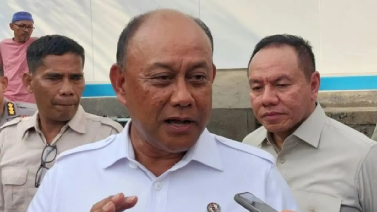 Kepala Badan Gizi Nasional (BGN) Dadan Hindayana dikonfirmasi wartawan usai meluncurkan Satuan Pelayanan Pemenuhan Gizi (SPPG) modular yang dibangun PT Krakatau Stell untuk daerah 3T di Desa Genggelang, Kecamatan Gangga Kabupaten Lombok Utara, Nusa Tenggara Barat (NTB) Selasa (12/5/). (ANTARA/Nur Imansyah.)
